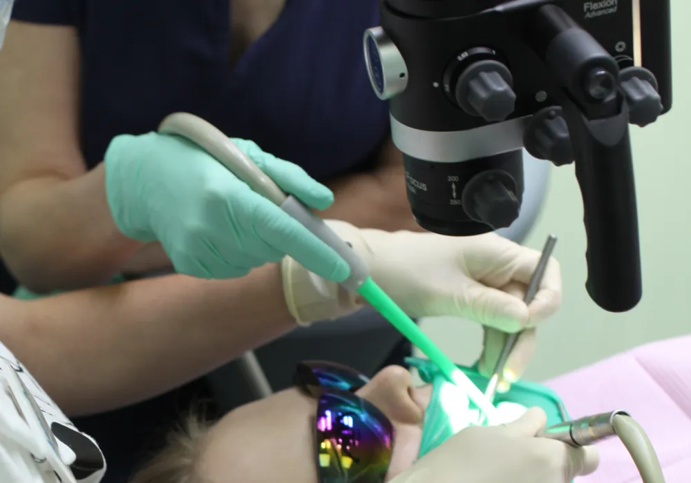 Лечение зубов с использованием микроскопа