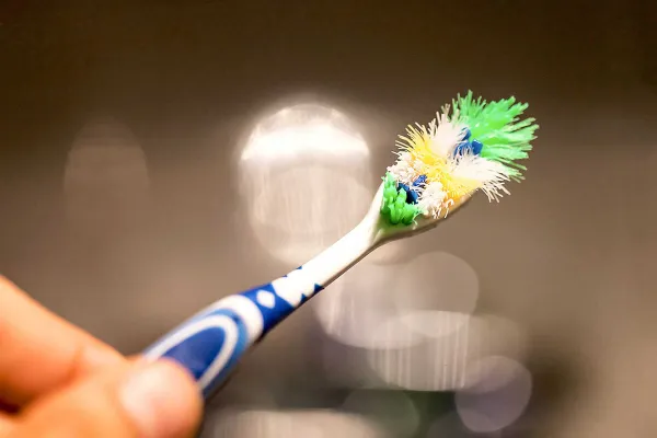 нужно менять зубную щетку